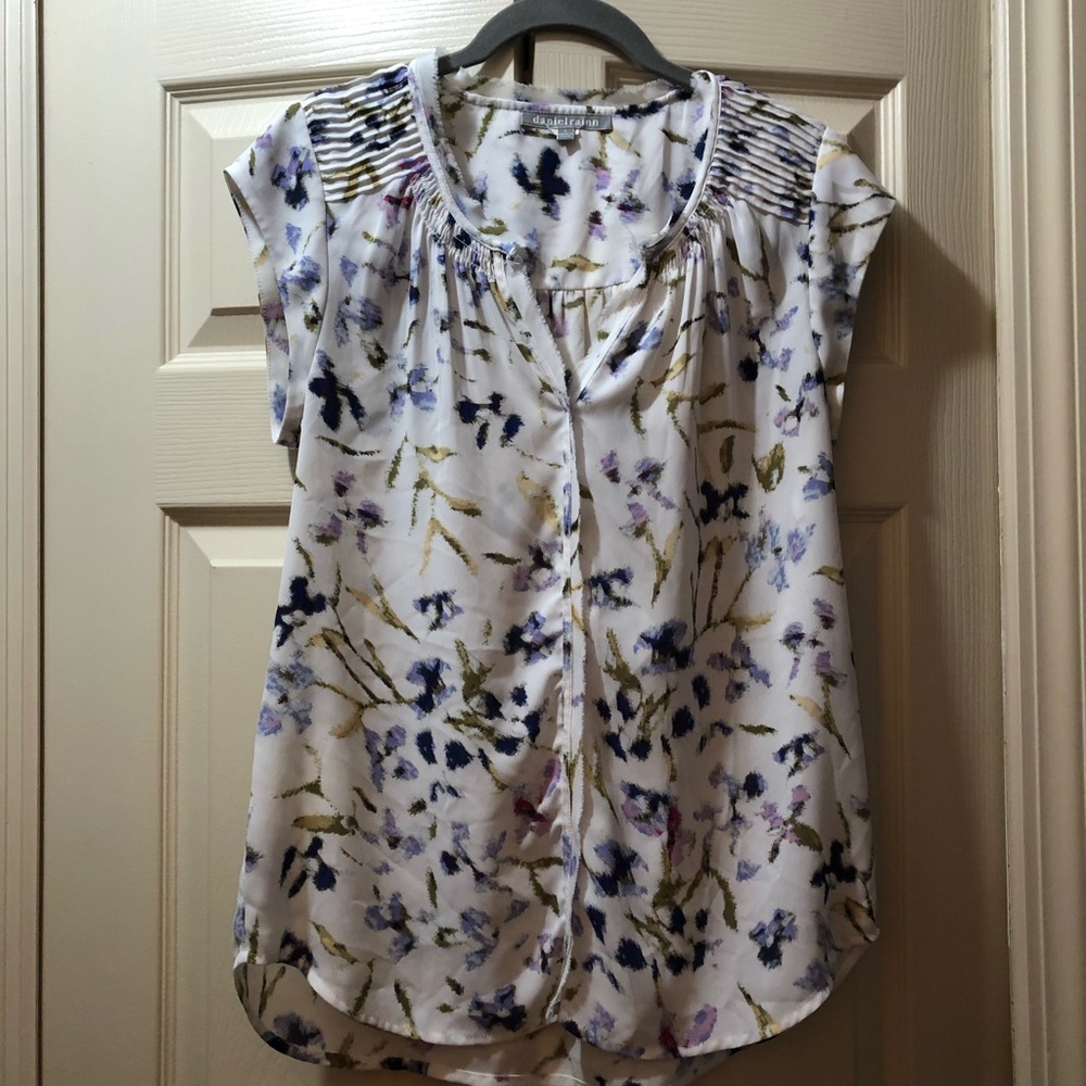 *3/$21* EUC floral print cap sleeve blouse.